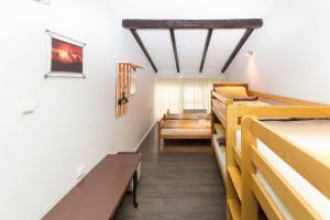 une chambre avec trois lits superposés et un couloir dans l'établissement Kingdom Rooms Visoko, à Visoko 36 autres photos