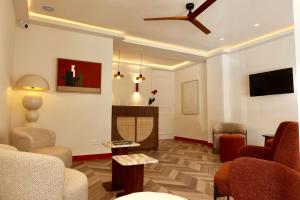 a living room with a fireplace and a ceiling fan at Hostal Jakiton in Palmanova +52 photos