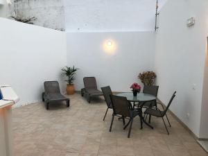 a dining room with a table and chairs at Piscina en Herrería 18 in Conil de la Frontera