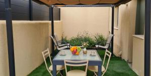 a small patio with a table and chairs on the grass at פינה של נחת במצפה רמון in Mitzpe Ramon +2 photos