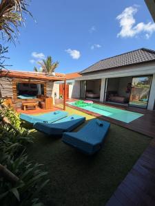 a backyard with a swimming pool and a house at Villa Donald in Canggu