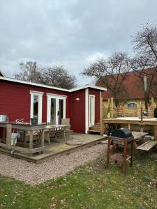 a backyard with a picnic table and a house at Tiny house Söderåsen in Ljungbyhed
