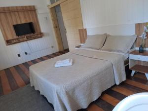 a hotel room with a bed with a towel on it at casa da Maria aconchegante in Belém