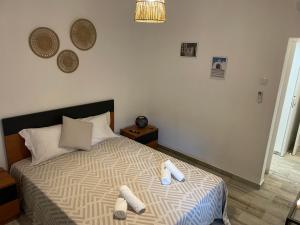 a bedroom with a bed with two towels on it at Alojamento A Cascata in Vidigueira