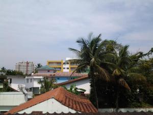 a view from the roof of a building with palm trees at Suítes Córdoba SP in Bertioga