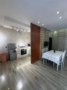 a kitchen and a dining room with a table and a stove at درة ينبع in Yenbo