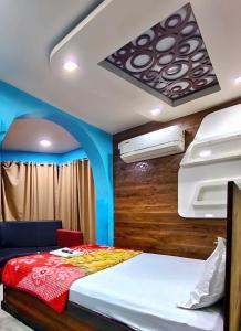 a bedroom with a bed and a blue ceiling at Hotel O Royal in kolkata +3 photos