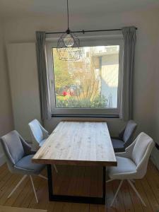 ein Esstisch mit zwei Stühlen und ein Fenster in der Unterkunft Moderne Wohnung mit Garten - Top Lage im schönen Mauritzviertel in Münster