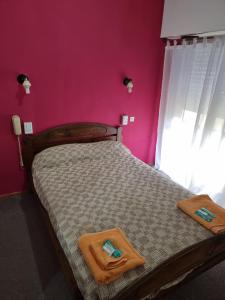 ein Schlafzimmer mit einem Bett, auf dem zwei Handtücher liegen in der Unterkunft Bahia Ourense Hotel in San Clemente del Tuyú