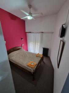 ein Schlafzimmer mit Bett und Deckenventilator in der Unterkunft Bahia Ourense Hotel in San Clemente del Tuyú