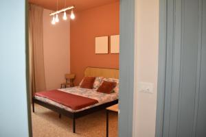 a small bedroom with a bed in a room at La casetta di Leo in Poggibonsi