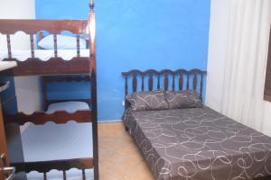 a bedroom with two bunk beds in a room at Conforto e Paz, pertinho do mar! in Caraguatatuba