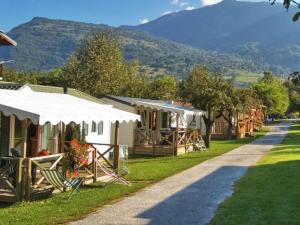 a row of cottages with a mountain in the background at Chalet confortable avec terrasse - 6 pers. - API-1-52-2004 in Saint-Oyen