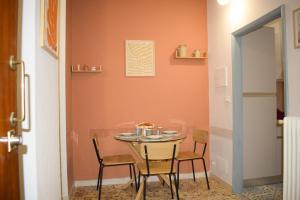 a dining room with a table and chairs at La casetta di Leo in Poggibonsi