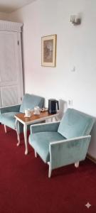 a living room with two beds and a table at Villa Zosieńka - FREE PARKING - Blisko Forum & Stare Miasto in Gdańsk