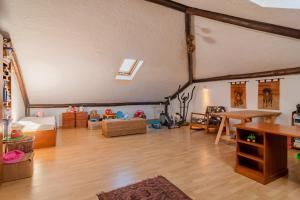 a living room filled with lots of furniture at Casa com Piscina Privada em Palmela - Jardim & Estacionamento in Palmela