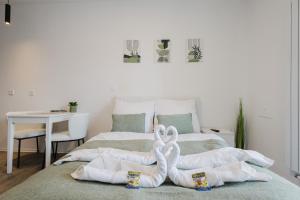 a bedroom with two beds with towels on the floor at Design-Studio mit Balkon - Nähe Donau in Passau