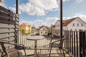 a patio with a table and chairs on a balcony at Design-Studio mit Balkon - Nähe Donau in Passau
