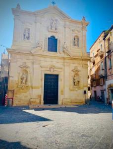 a large building with a blue door on a street at Le Suite di Antonella in Taranto