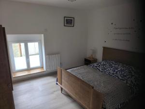 a bedroom with a bed and a window at Gîte des castors in Harricourt