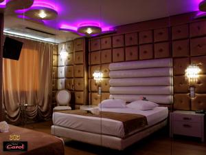 Ένα ή περισσότερα κρεβάτια σε δωμάτιο στο Carol Hotel