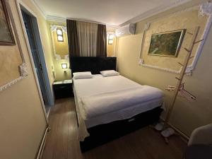 a small room with a bed and a mirror at Motel Era i Sin in Ba°evac