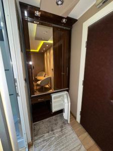 a dressing room with a mirror and a table at Motel Era i Sin in Ba°evac
