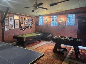Soba za igre u objektu Koperkowy Raj Beskid Wyspowy Domek Małopolska Jacuzzi Playroom