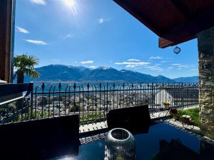 a balcony with a view of the mountains at Charmantes Rustico La Vedetta mit Terrasse in Minusio