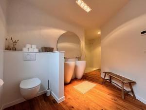 ein Badezimmer mit zwei Waschbecken und einer Toilette in der Unterkunft De Durme in Temse + 10 Fotos