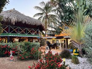 a building with a horse in the middle of a garden at Rancho el Sobrino in Sabana Westpunt