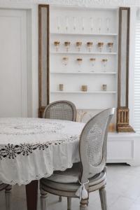 ein Esszimmer mit einem Tisch und zwei Stühlen in der Unterkunft White Suite Capri in Capri