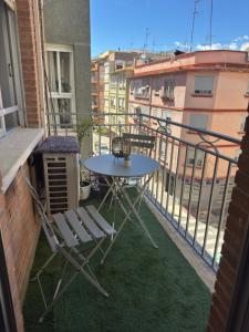 a balcony with a table and chairs on a balcony at Apartamento Dúplex vacacional in Burriana +21 photos