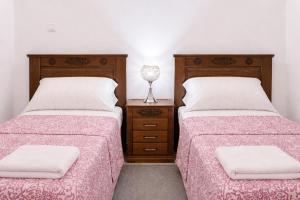 two beds sitting next to each other in a bedroom at Tangier city center 3 in Tangier