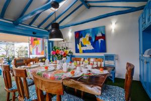 a dining room with a table and chairs at Casa azul in Villa de Leyva