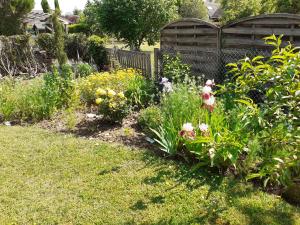 a garden with a bunch of flowers in a yard at Les Oiseaux chambre d'hôtes in Saint-Florent-sur-Cher
