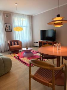 a living room with a table and a tv at Hafen33 in Leer