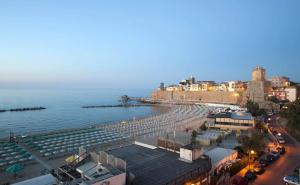 a view of a beach with buildings and the ocean at Sto bene al mare in Termoli