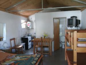 uma sala de estar com uma cozinha e uma sala de jantar em Complejo Leon em Villa Rumipal