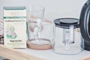 Příslušenství pro přípravu čaje a kávy v ubytování Canggu Beach Inn