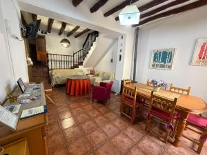 a living room with a table and a couch at Casa Fuenteblanca in Liétor