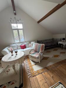 a living room with a couch and a table at Riverside Landhaus-Villa und Lodge XXL Garten bis 24 Personen in Mittelhof