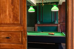 a pool table in a room with a mirror and lights at Casa Miasto - Chambres d'hôtes & Spa in Aspet