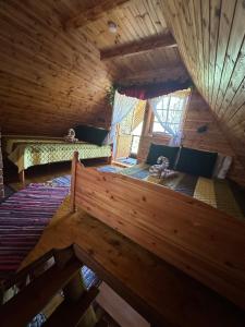 an overhead view of a bedroom in a log cabin at Mõnus palkmaja Muhu mändide all in Nõmmküla