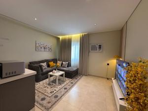 a living room with a couch and a tv at Ambra 213 in Medina