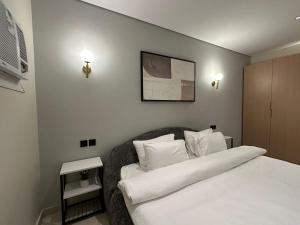 a bedroom with a bed with white sheets and pillows at Ambra 213 in Medina