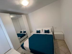 a small room with a bed and a mirror at perla house in Valledoria
