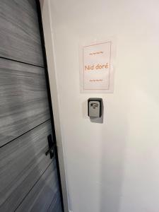 a door with a sign that reads nilt door at nid doré in Calais +2 photos