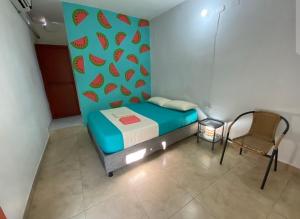 a small room with a bed and a chair at Tamarindo in Santa Marta