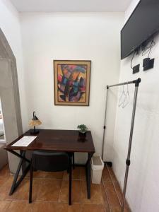 a desk in a room with a picture on the wall at Hotel y Restaurante Posada Real in Quetzaltenango